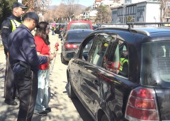 Осмомартовски честитки и цвеќе за жените учеснички во сообраќајот во рамки на акцијата  „Вози одговорно, честит 8 Март“