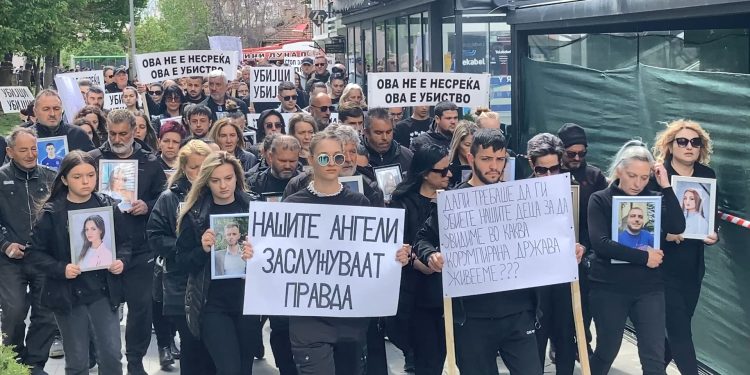 „Бараме отчет за сработеното“ порачаа семејствата на настраданите во „Пулс“ на протестниот марш во Кочани