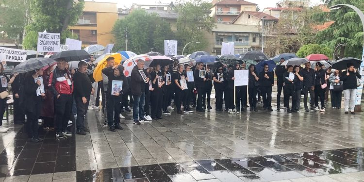 „Да се пресече синџирот на криминалот и да се истера правдата“ – побaраа родителите на загинатите во „Пулс“ на протестниот марш во Кочани