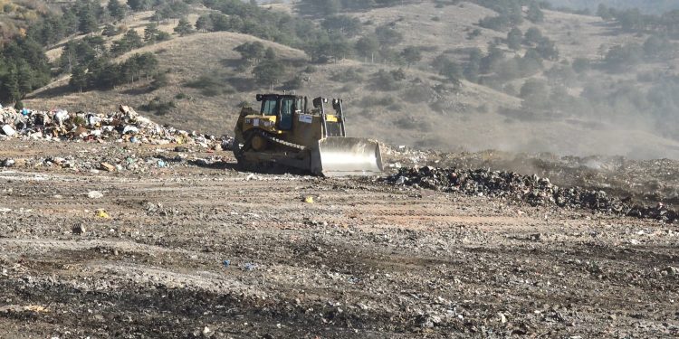 Општина Кочани обезбеди 30 илјади евра за набавка на булдожер за одржување на комуналната депонија кај Бели