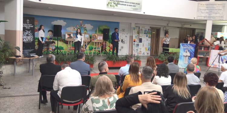 Признанија добија најдобрите ученици во ОУ „Св. Кирил и Методиј“ по повод патрониот празник, првенец на генерацијата е Матеа Глигорова