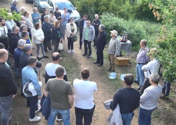 Пчелари од Македонија присуствуваа на практичното предавање за производство на т.н. трутово млеко што се одржа во Зрновци