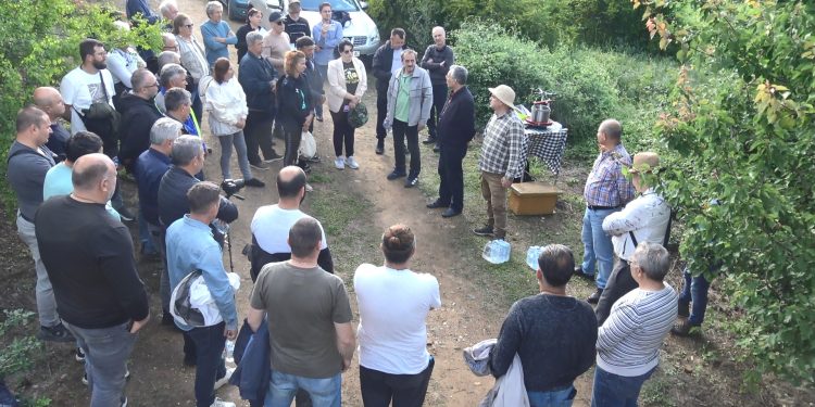Пчелари од Македонија присуствуваа на практичното предавање за производство на т.н. трутово млеко што се одржа во Зрновци