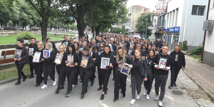 Седми „Марш за ангелите“ во Кочани: „Нашиот молк зборува повеќе од илјада зборови, но нема да трае вечно како вашето судење“