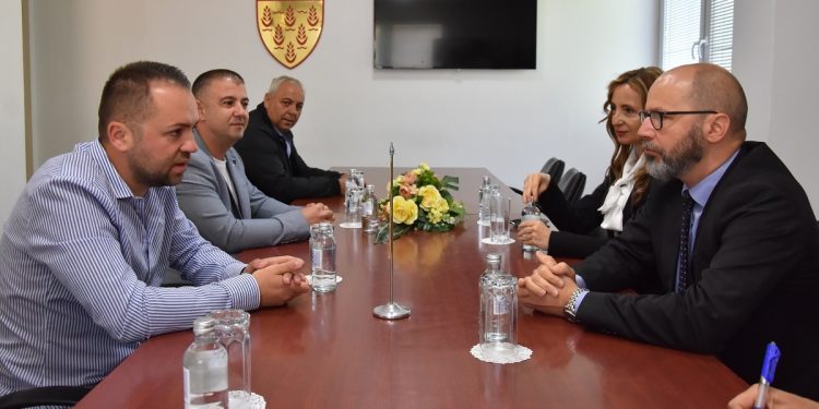 Словенечкиот амбасадор Прескер на средба со в. д. градоначалникот на Кочани Крстевски