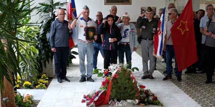 Делегација на здружението „Јосип Броз Тито“ од Кочани патуваше во Белград  на одбележувањето на 45-годишнината од смртта на патронот