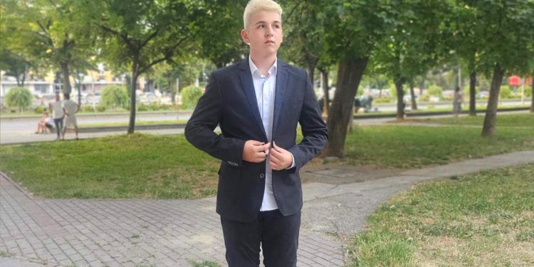 Кочанскиот деветодделенец Владимир Грчев го доби признанието Првенец на генерацијата во новото училиште во Скопје