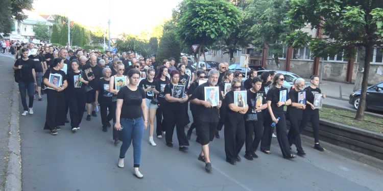 Родители на починатите во „Пулс“: „Ќе маршираме, не се откажуваме додека не биде задоволена правдата и не бидат казнети убијците на нашите деца“