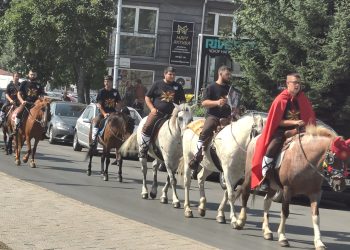 „Битолска коњаница“ организираше Илинденско коњичко дефиле во Кочани во чест на жртвите од „Пулс“