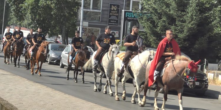 „Битолска коњаница“ организираше Илинденско коњичко дефиле во Кочани во чест на жртвите од „Пулс“