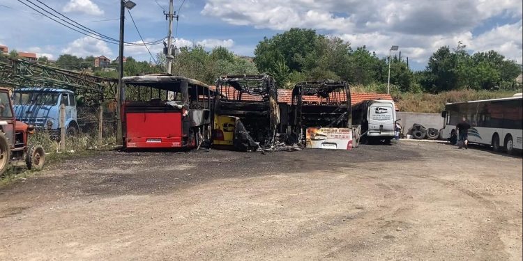 Три автобуси и едно комбе изгореа во пожар во кругот на транспортна компанија во Оризари