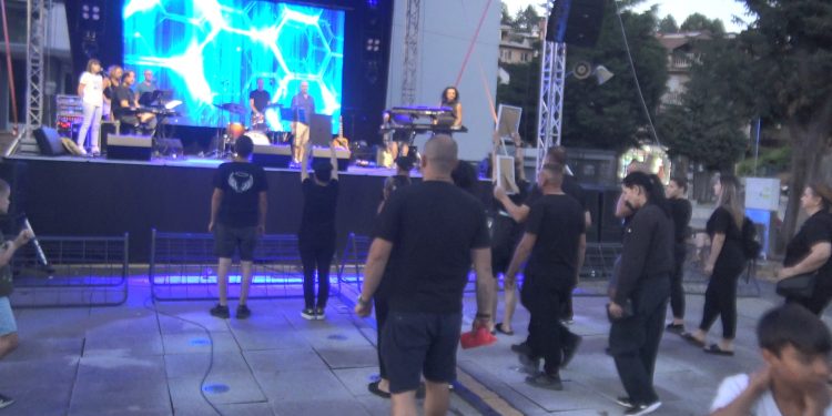 Родителите на починатите во „Пулс“ дојдоа во Паркот на Револуцијата пред одржувањето на концертот по повод Петровден,  настанот беше откажан