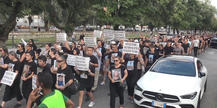 18. „Марш за ангелите“ почна со получасовно доцнење: Се обидуваат преку МВР да нѐ запрат и да нѐ заплашат, но правда мора да има и ќе има