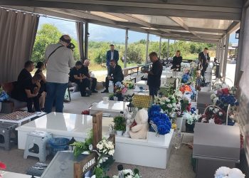 Премиерот Христијан Мицкоски дојде на градските гробишта во Кочани за да им оддаде почит на загинатите во „Пулс“