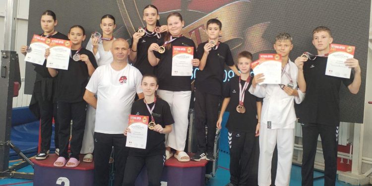 Младите каратисти од КК Кочани освоија 14 медали на  меѓународен турнир во Тетово