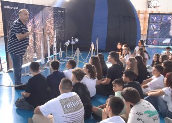 Презентација на вселенските тела и на човековото освојување на вселената во ОУ „Никола Карев“ организираше астрономскиот клуб од Земун, Србија