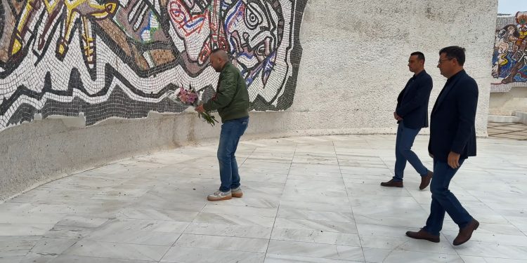 По повод 11 Октомври – Денот на македонското востание кандидатите за градоначалник на Кочани положија свежо цвеќе на спомен обележјата