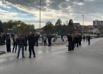 Едночасовна блокада на кружниот тек кај двојниот мост во Кочани организираа родителите на загинатите во „Пулс“: Со одолговлекувањето на процесот повторно ги убиваат нашите деца