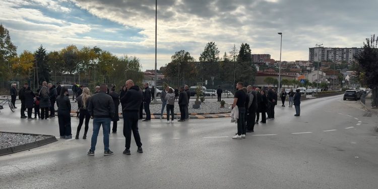 Едночасовна блокада на кружниот тек кај двојниот мост во Кочани организираа родителите на загинатите во „Пулс“: Со одолговлекувањето на процесот повторно ги убиваат нашите деца