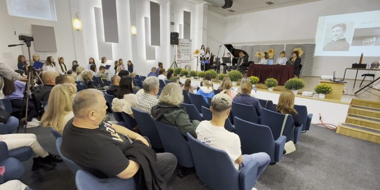 Со Фестивалот на децата, книгите и музиката „Другарувањето со книгите ни е песна“ библиотеката „Искра“ го одбележува Меѓународниот ден на литературата за деца