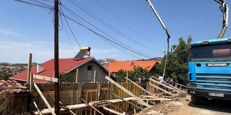 Бетонирање  улици, уредување тротоари и изградба на потпорни ѕидови – актуелни градежни работи во Кочани