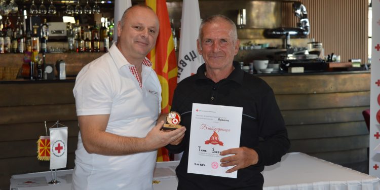 Црвен крст – Кочани го одбележа Светскиот ден на крводарителството, Тиме Златков доби признание за 100 пати дарувана крв