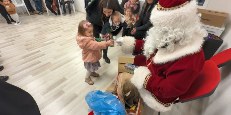 Хумани граѓани и правни субјекти од државата донираа пакетчиња и подароци за децата од семејствата на загинатите во „Пулс“