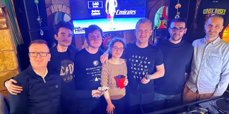 Четврта победа за „Социјални отпадоци“ на осмиот Паб квиз во Кочани