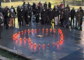 „Два града – иста болка“ – семејствата на загинатите во кочански „Пулс“ оддадоа тивка почит на настраданите во пожарот во Кран Монтана во Швајцарија