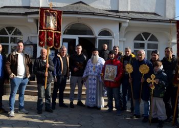 Бојан Колишев го фати богојавленскиот крст потопен во Градечка Река во Виница