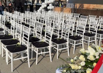 Кочани во тишина и солзи – една година од трагедијата во „Пулс“ во сеќавање на 63 недовршени соништа