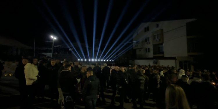 На граѓански собир по полноќ пред дискотеката „Пулс“ Кочани им оддаде почит на своите ангели