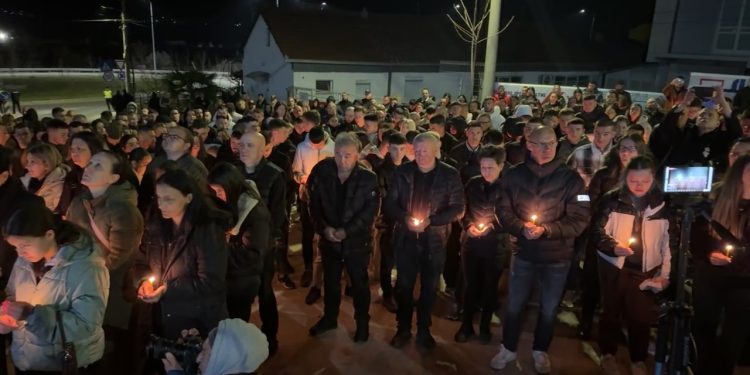 На граѓански собир по полноќ пред дискотеката „Пулс“ Кочани им оддаде почит на своите ангели