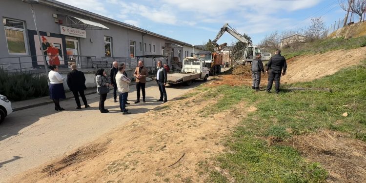 Во Општата болница – Кочани се работи на хортикултурно уредување и обезбедување нови паркинг места