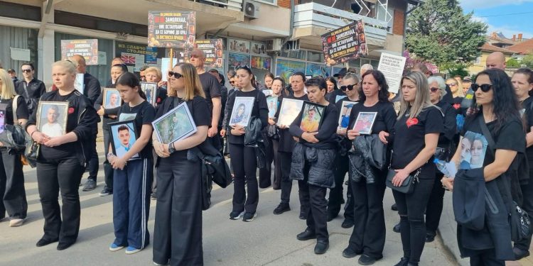 Семејствата на жртвите од „Пулс“ на прв „Марш за ангелите“ во Штип побараа одговорност пред институциите