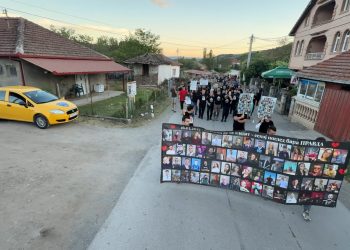 „Правда во судница, а не на улица“ – семејствата, роднини и пријатели на починатите во „Пулс“ достоинствено чекореа за 63-те ангели на Задушница во Ратавица