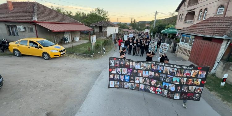 „Правда во судница, а не на улица“ – семејствата, роднини и пријатели на починатите во „Пулс“ достоинствено чекореа за 63-те ангели на Задушница во Ратавица
