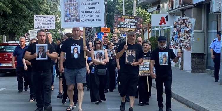 46. „Марш за ангелите“ во Кочани: Семејствата разочарани од Судот, бараат правда наместо „договорен исход“