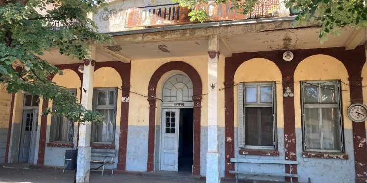 Живот во „чекалната на заборавот“ – Кочани помеѓу „славното“ минато на СХС и суровата реалност на РСМ
