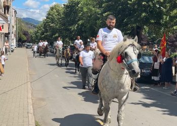 Традицијата продолжува: Коњаниците од Кочани тргнаа кон Крушево во чест на Илинден