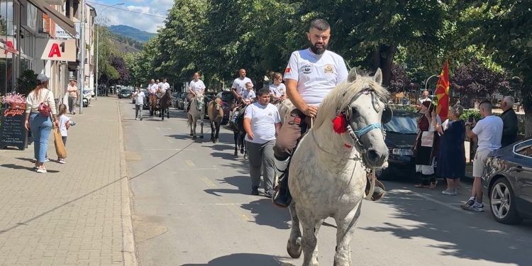 Традицијата продолжува: Коњаниците од Кочани тргнаа кон Крушево во чест на Илинден