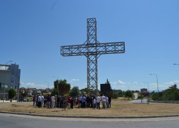 Осветен 17-метарски крст на кружниот тек на влезот во Кочани