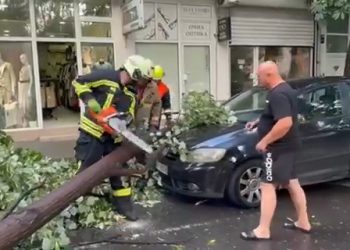 Силно невреме во Кочанско: Паднати дрвjа, оштетени возила и пожари во регионот