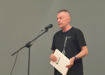 „Би сакал да не морав да го снимам“: Емотивно обраќање на Милчо Манчевски во Кочани на премиерата на документарецот „Добри луѓе“