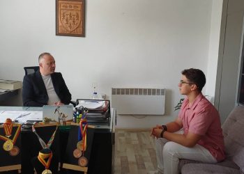 Прием кај градоначалникот Грозданов за бронзениот олимпиец во информатика Владимир Грчев
