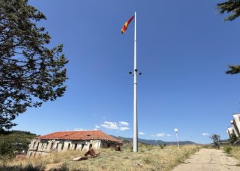 Искинато државно знаме и депонија од мебел – срамна слика кај Спомен-домот АСНОМ во предвечерието на празниците