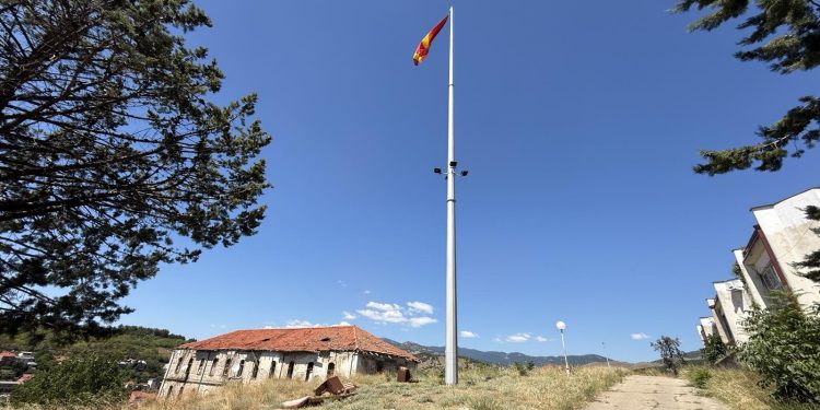 Искинато државно знаме и депонија од мебел – срамна слика кај Спомен-домот АСНОМ во предвечерието на празниците