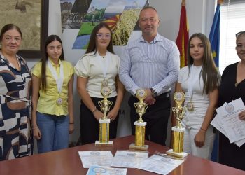 Од Кочани до Њујорк – успех за паметење – наградените музичари од ОМУ „Ристо Јуруков“ на прием кај градоначалникот Грозданов
