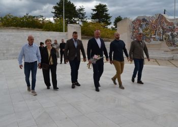 Општинска делегација положи свежо цвеќе на спомен обележјата во Кочани по повод 11 Октомври