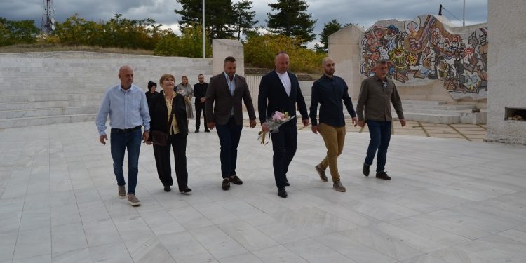 Општинска делегација положи свежо цвеќе на спомен обележјата во Кочани по повод 11 Октомври